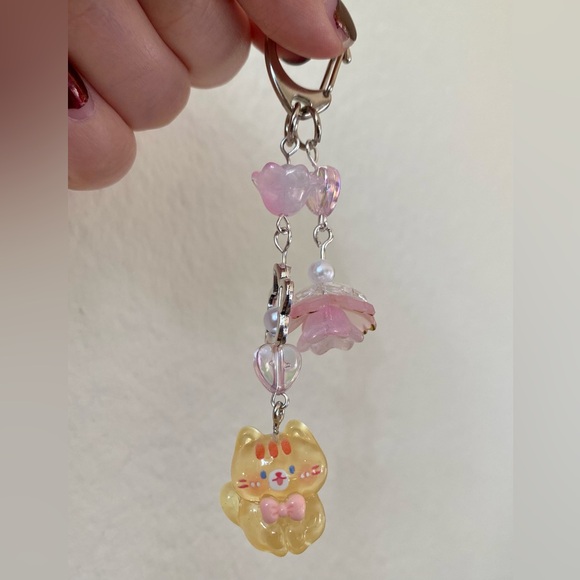 Kitty with bow tie keychain - Picture 3 of 6